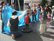 【神奈川区】子どもが喜ぶ裏ワザを伝授！　　～身近にある材料で作るジャンボしゃぼん玉作りのコツ