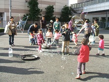【神奈川区】子どもが喜ぶ裏ワザを伝授！　　～身近にある材料で作るジャンボしゃぼん玉作りのコツ