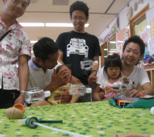 【神奈川区】おもちゃをつくりながら、育児の本音をポロリ。